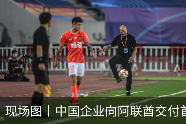 现场图丨中国企业向阿联酋交付首架飞行汽车